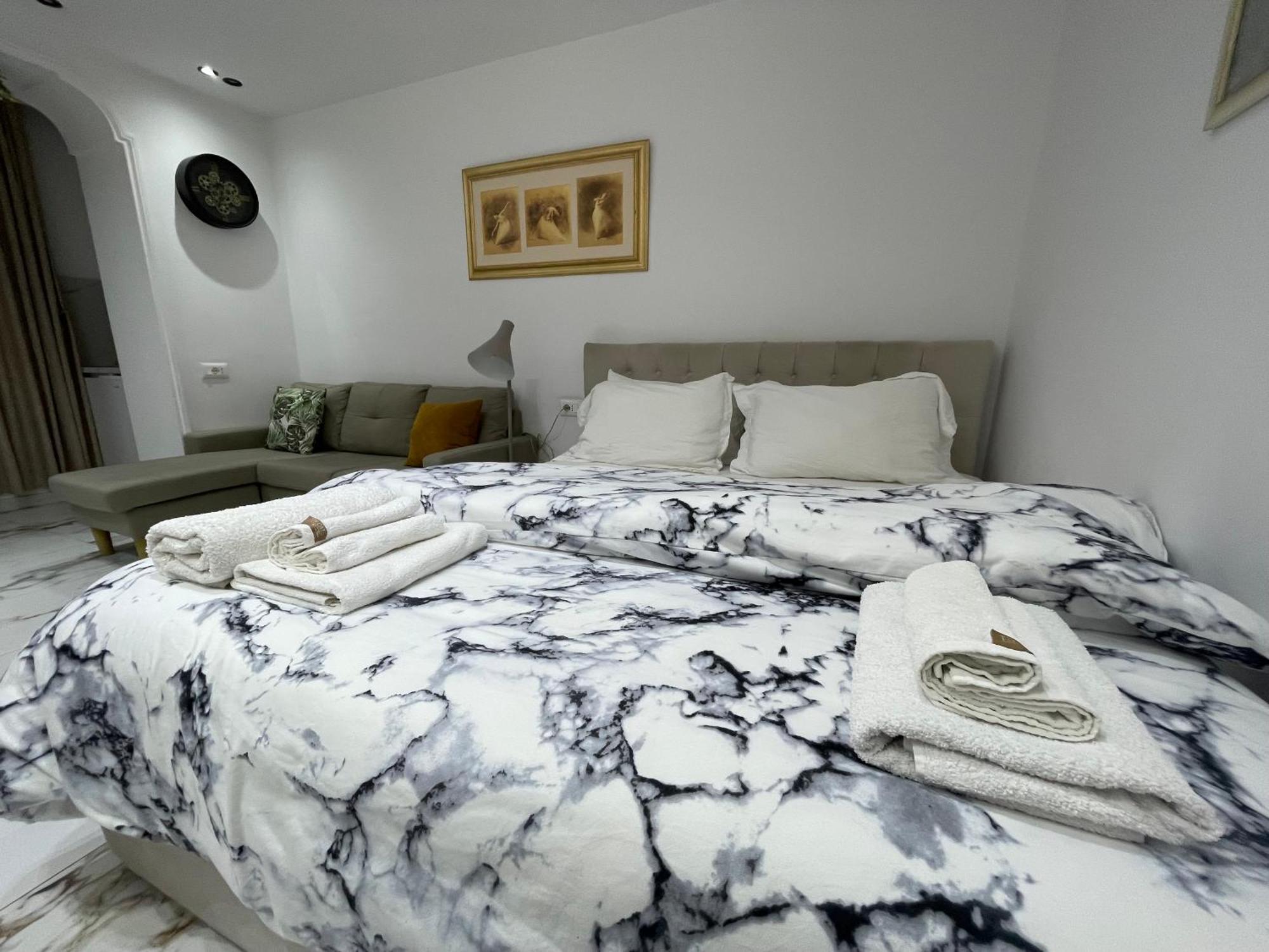 Midnight Apartments Τίρανα Εξωτερικό φωτογραφία